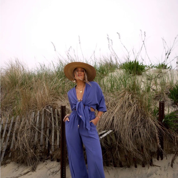 How Do You Wear That Essential Button Up - Picture 2 of 4